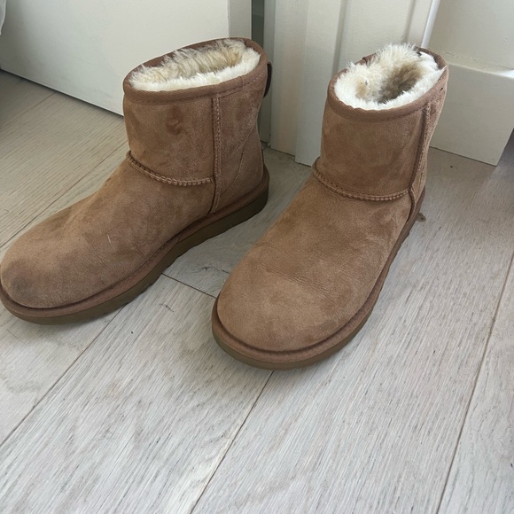 Short Ugg boot in size women’s 8 - Picture 1 of 14